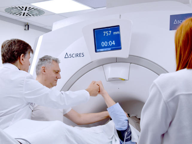 Foto del artículo: Pioneros en el tratamiento mínimamente invasivo Neuro-HIFU 