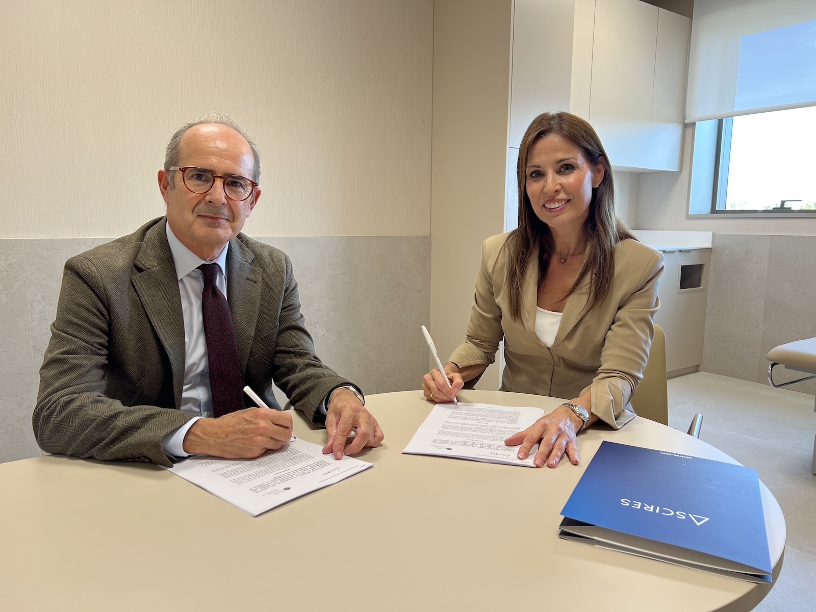 El rector de la Universidad CEU Cardenal Herrera, Higinio Marín, y la CEO de Ascires, Lorena Saus, durante la firma del convenio para la creación de la Unidad Mixta de Investigación.